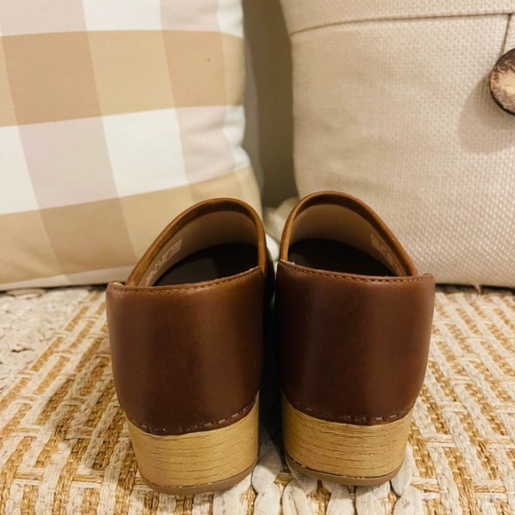 Women’s NWOB Dansko Brenna Slip-On Tan Burnished Suede Clogs Size EU 37 US 6.5-7 - Picture 2 of 13
